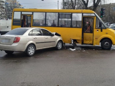 Понівечені авто та постраждалі: у Бучі водій автобуса спровокував ДТП (ФОТО)