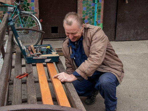 Комунальники Вишневої громади почали ремонтувати дитячі майданчики (ФОТО)