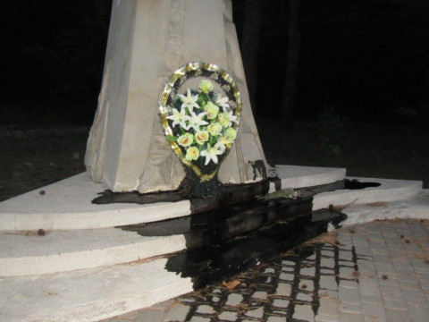 У Золочівській ОТГ пам'ятник Небесної Сотні облили невідомою рідиною (ФОТО)