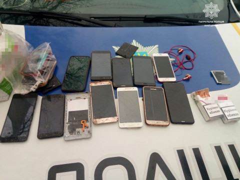 Патрульні Білої Церкви вилучили в чоловіка пакет мобільних телефонів