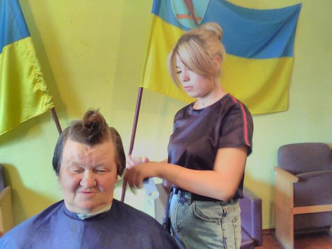 Під Ржищевом літні люди мали змогу отримати безкоштовні послуги перукаря