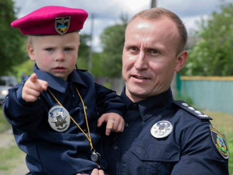 Очільник поліції Київщини відвідав врятованого місяць тому хлопчика (ФОТО)