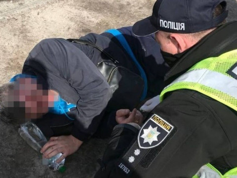 У Борисполі поліцейські допомогли чоловіку, який розбив голову об асфальт