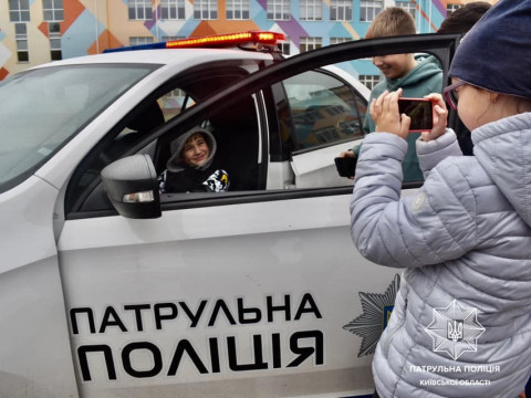 Патрульні спільно з рятувальниками познайомили школярів Київщини зі своїми професіями