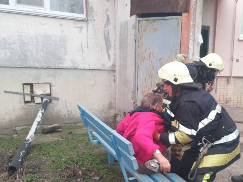 Пожежа у Баришівці: вогнеборці евакуювали із задимленого будинку п’ятьох людей