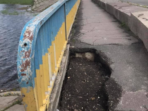 У Макарові жителі скаржаться на особливий "дизайн" мосту  (ФОТО)