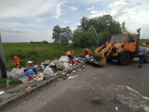На Київщині очистили узбіччя доріг, які перетворилися на сміттєзвалище (ФОТО)