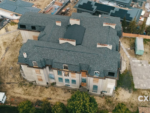 "Слуга" народу будує величезний особняк на Обухівщині (ФОТО)