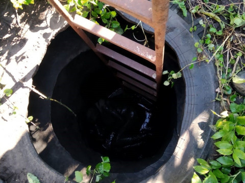 На Бориспільщині жінка провалилася в каналізаційну яму (ФОТО)