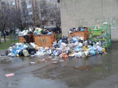 У Борисполі місцеві жителі скаржаться на ситуацію з вивезенням сміття (ВІДЕО)