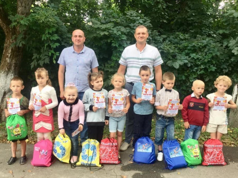 У Таращі дітям із кризових сімей вручили шкільне приладдя