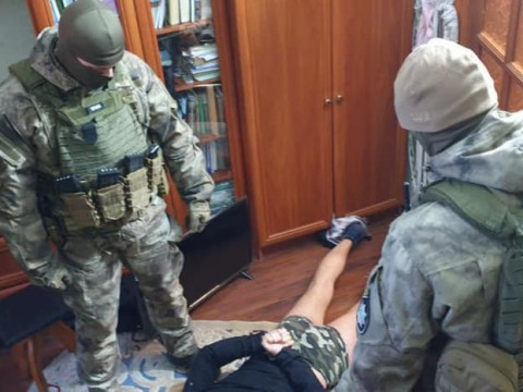Поліція Київщини затримала озброєну банду, котра грабувала переважно державних службовців (ФОТО, ВІДЕО)
