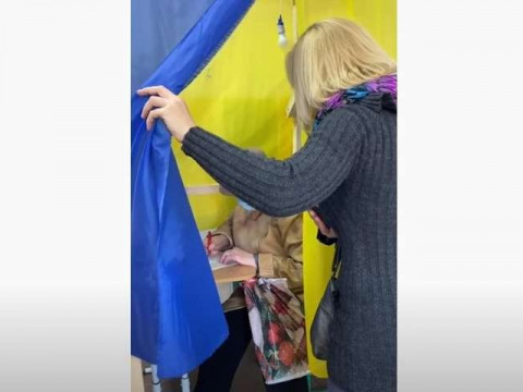 В Ірпені кандидатка в депутати «допомагала» виборцю голосувати (ВІДЕО)