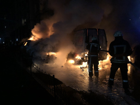 Стало відомо, що біля новобудов під Києвом згоріло чотири автівки (ФОТО)