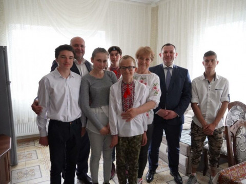 На Білоцерківщині жінка виховує вісьмох дітей-сиріт (ФОТО)
