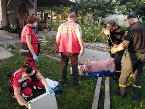 У Броварській ОТГ літня жінка впала у порожній басейн