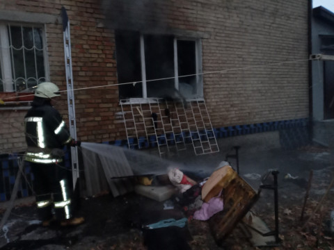 В Ірпені вогнеборці евакуювали дорослих та дитину з задимленого будинку (ФОТО)