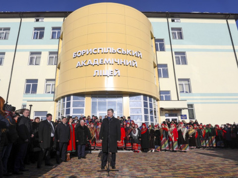 Фоторепортаж приїзду Петра Порошенка до Бориспільського академічного ліцею 