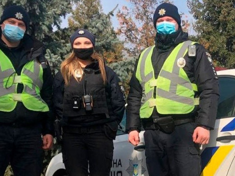 Бориспільські патрульні допомогли породіллі дістатися пологового будинку (ФОТО)