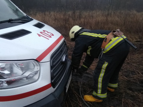 Під Білою Церквою "швидка" застрягла у болоті (ФОТО)