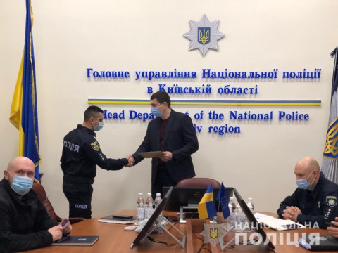 Заступник керівника поліції Київщини нагородив поліцейських за затримання серійних крадіїв