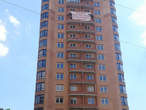 Рейдерський захват багатоповерхового будинку в Ірпені: страждають мешканці