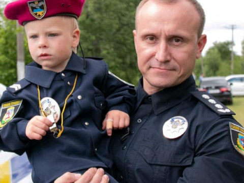 Врятовані поліцейськими діти привітали президента з нагоди урочистостей до Дня Національної поліції України