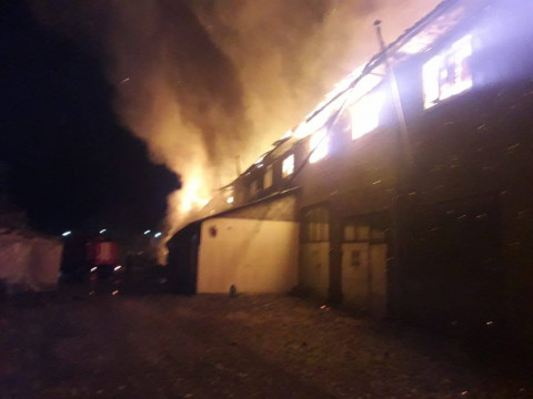 У Білій Церкві 50 вогнеборців гасили пожежу у двоповерховій будівлі колишнього цеху (ВІДЕО)