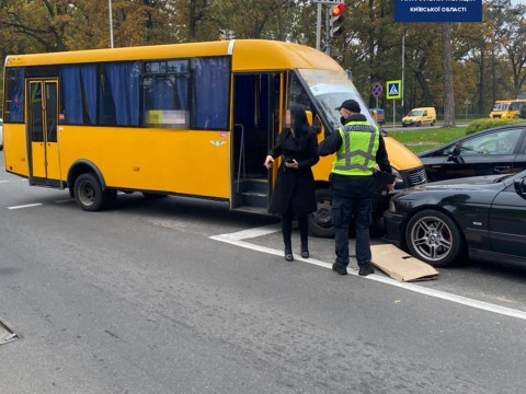 У Бучі водій мікроавтобуса спричинив ДТП: постраждала 19-річна дівчина (ФОТО)