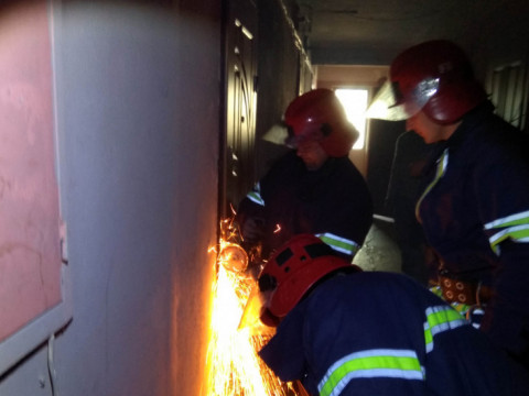 У Білій Церкві 2-річну дитину визволили із заблокованої квартири, де горіла свічка (ФОТО)