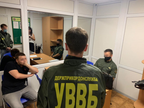 У "Борисполі" українець пропонував хабар за пропуск свого друга-іноземця через кордон (ФОТО)
