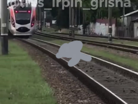 В Ірпені людина кинулася під потяг