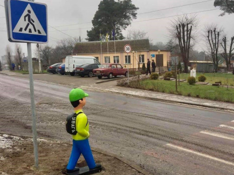 На пішохідних переходах Бучанської ОТГ продовжують встановлювати манекени школярів (ФОТО)