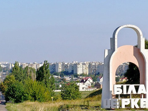 У Білій Церкві шукають родичів жінки, яка оселилась на горищі багатоповерхівки (ФОТО)