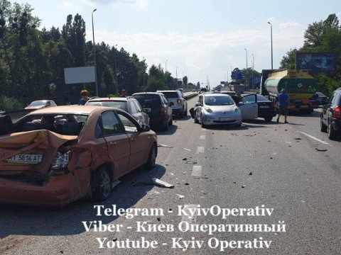 Зіштовхнулося п’ять автівок: на Київщині жінці стало зле за кермом