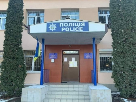 На Броварщині п’яний молодик накинувся на поліцейського на дитячому майданчику
