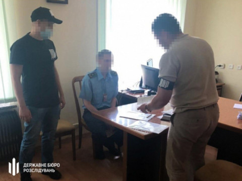 Трьох працівників митного посту "Борисполя" підозрюють у нанесенні збитків на 7,5 млн грн
