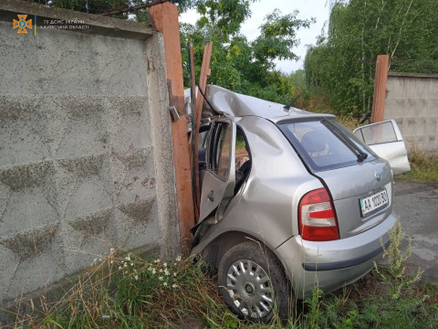 На Бориспільщині керманич легковика смертельно зіткнувся з бетонною огорожею