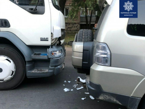 У Борисполі вантажівка врізалася в позашляховик (ФОТО)