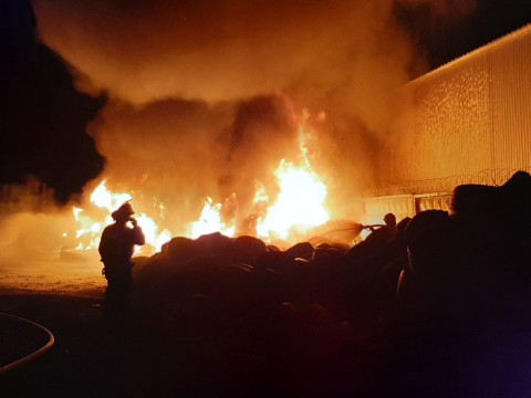 На Васильківщині на території ТОВ "Теплоенергоінвест" загорілася автомобільна гума (ВІДЕО)