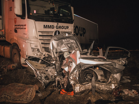 Кривава ДТП поблизу Броварів: легковик виїхав на зустрічну і потрапив під вантажівку (ФОТО)