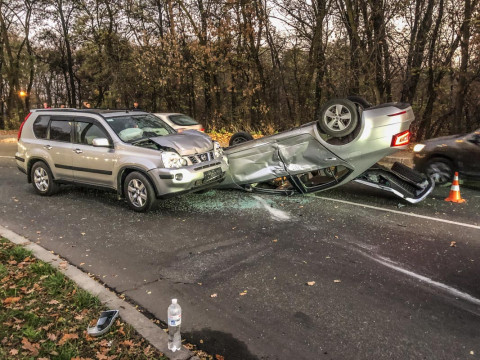 У Броварах зіштовхнулися Nissan і Skoda: одна машина перекинулася на дах (ВІДЕО)