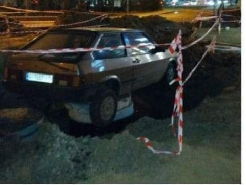 У Вишневому сталась ДТП: автівка вилетіла на бетонні кільця (ФОТО)