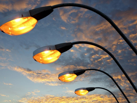У Славутичі на вулицях встановлюють енергоощадні світильники (ФОТО)
