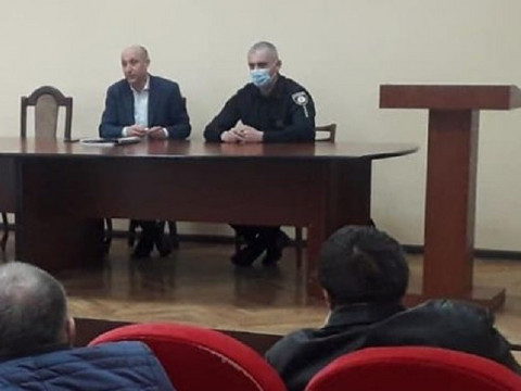 У Бородянці начальник поліції зустрівся з жителями, які перекрили дорогу на знак протесту (ФОТО)