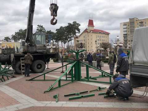 На центральній площі Ірпеня готуються до встановлення новорічної ялинки (ФОТО)