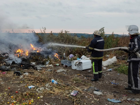 У Таращанському районі рятувальники дві години їхали на сміттєзвалище, де розгорнулася пожежа
