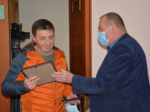 Очільник Миронівки нагородив волонтера за допомогу бійцям АТО (ФОТО)