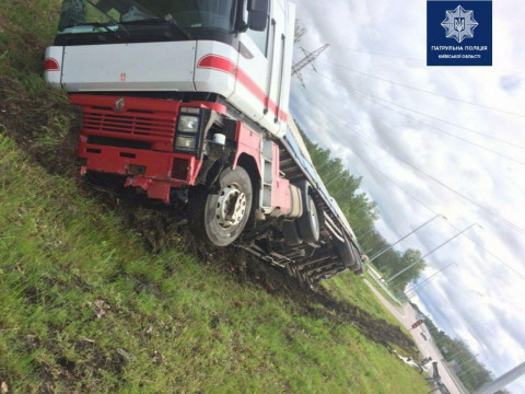 На Васильківщині водій вантажівки зніс 28 метрів металевого відбійника (ФОТО)