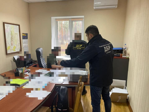 Посадовець ДП "Вищедубичанське лісове господарство" вимагав від громадянки 40 тис доларів США